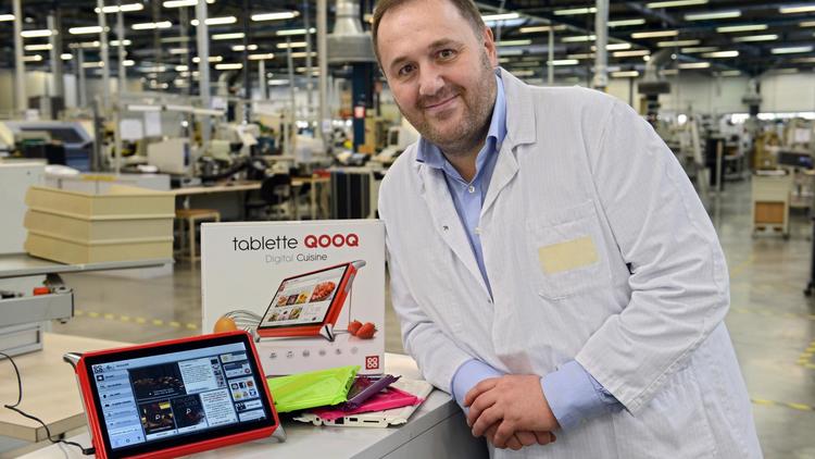 Le président-fondateur de la société conceptrice Unowhy, Jean-Yves Hepp, présente la tablette culinaire française Qooq, le 27 novembre 2012 à Montceau-les-Mines [Philippe Desmazes / AFP/Archives]