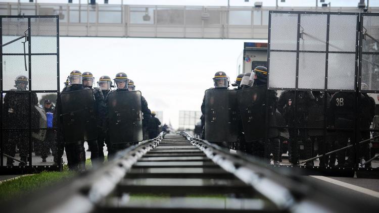 Les forces de l'ordre protègent un portique écotaxe le 9 novembre 2013 à Montauban-de-Bretagne, dans l'ouest du pays [Jean-Sébastien Evrard / AFP]