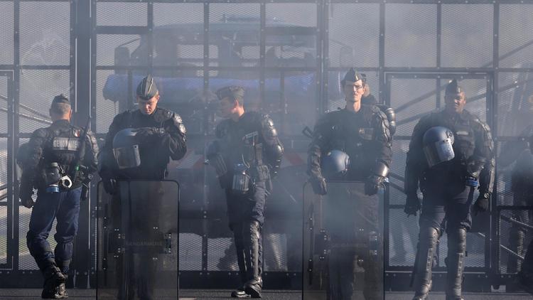 Des gendarmes près d'un portique écotaxe [Jean-Sebastien Evrard / AFP]