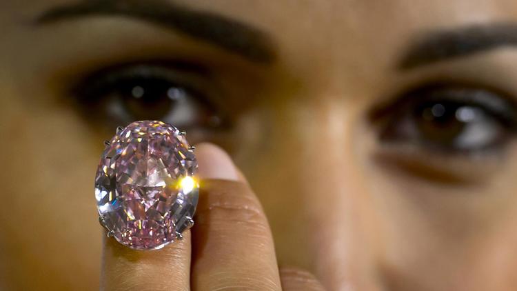 Un mannequin présente le 25 septembre 2013 un diamant rose, de taille exceptionnelle, vendu aux enchères à Genève, le 13 novembre 2013 [Fabrice Coffrini / AFP/Archives]