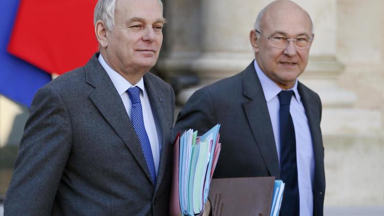 Le Premier ministre Jean-Marc Ayrault et le ministre du Travail Michel Sapin quitent l'Elysée le 13 novembre 2013 [Patrick Kovarik / AFP/Archives]