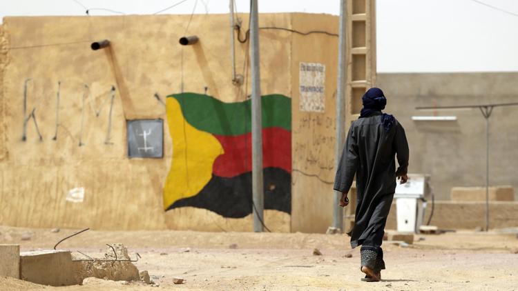 Le drapeau de MLNA peint sur un mur le 27 juillet 2013 à Kidal dans le nord du Mali [Kenzo Tribouillard / AFP/Archives]