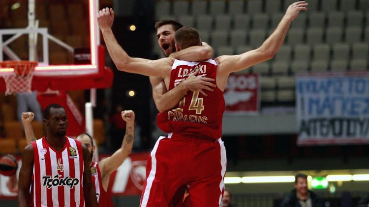 Vaggelis Mantzaris (dos) et Matthew Lojeski de l'Olympiakos en Euroleague de basketball, à Athènes le 15 novembre 2013 [ / AFP/Archives]