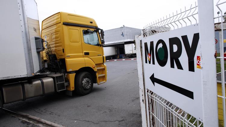 Un camion arrive sur le site du transporteur Mory Ducros à Gonesse (Val d'Oise), le 22 novembre 2013