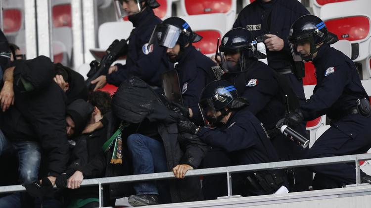Affrontements entre supporters et forces de l'ordre dans les tribunes du stade de l'Allianz Arena de Nice, avant le coup d'envoi du match de Ligue 1 entre Nice et Saint-Etienne le 24 novembre 2013 [Valéry Hache  / AFP]
