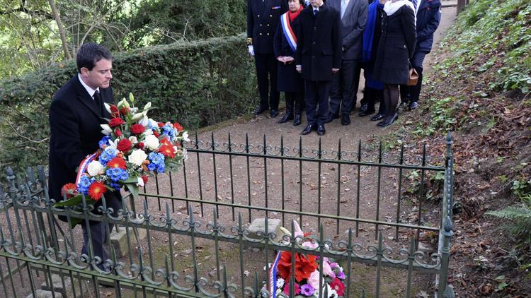 Le ministre de l'Intérieur Manuel Valls fleurit la tombe de Clémenceau, le 25 novembre 2013 à Mouchamps [Damien Meyer / AFP]