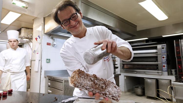 Laurent Jeannin montre comment faire la bûche chocolat-noix de pécan caramélisées le 26 novembre 2013 à Paris [François Guillot / AFP]