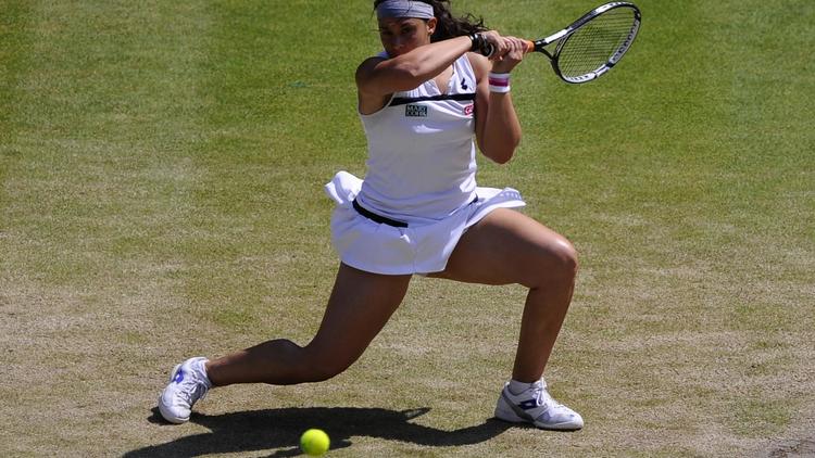 La Française Marion Bartoli effectue un retour en finale de Wimbledon face à l'Allemande Sabine Lisicki, un match qu'elle remportera pour décrocher son premier et seul tournoi du Grand Chelem, le 6 juillet 2013 [ / Pool/AFP/Archives]