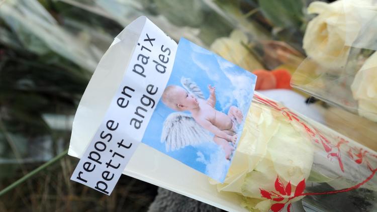 Un bouquet de fleurs déposé le 30 novembre 2013 en hommage à la fillette retrouvée morte à Berck-sur-Mer [François Lo Presti / AFP/Archives]