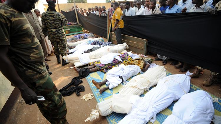 Des habitants entourent des corps dans une mosquée de Bangui, le 5 décembre 2013 [Sia Kambou / AFP]