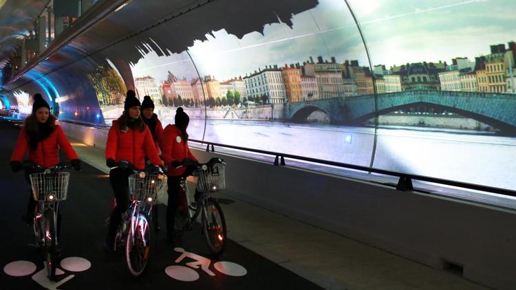 Des cyclistes roulent dans le nouveau tunnel construit à Lyon pour les piétons, les vélos et les bus, le 5 décembre 2013, jour de l'inauguration [Philippe Merle / AFP]