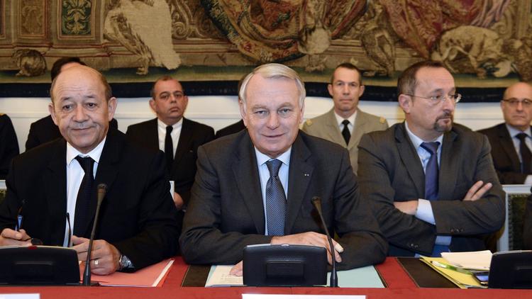 Le Premier ministre Jean-Marc Ayrault (c) et le ministre de la Défense Jean-Yves Le Drian à Matignon, le 10 décembre 2013 à Paris  [Bertrand Guay / AFP]