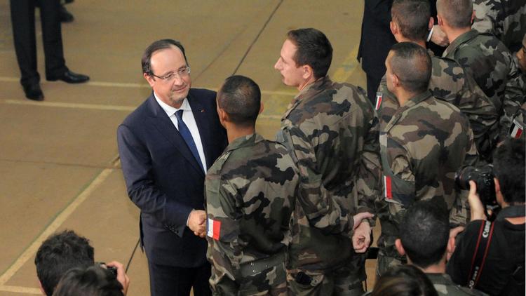 François Hollande rend visite aux soldats français à Bangui, le 10 décembre 2013 [Sia Kambou / AFP]