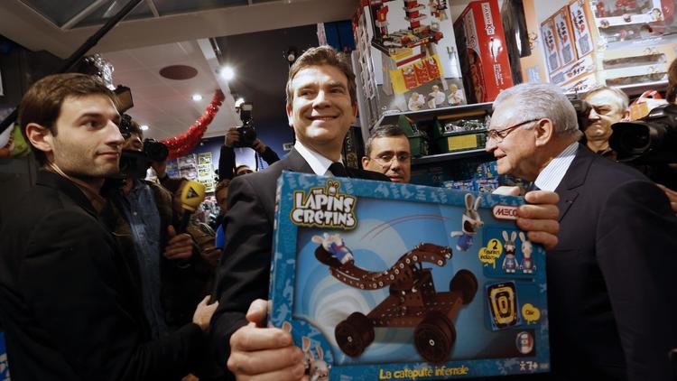 Le ministre du Redressement productif, Arnaud Montebourg, en visite dans un magasin de jouets à Paris le 13 décembre 2013 [François Guillot / AFP]