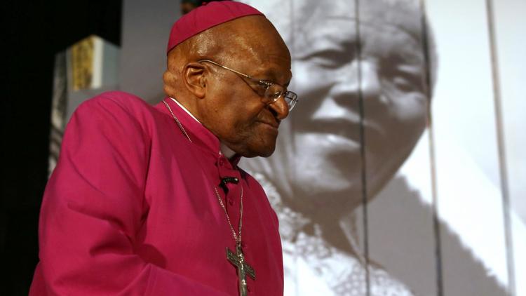 Desmond Tutu devant un portrait de Mandela le 30 juillet 2013 au Cape [- / AFP/Archives]