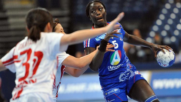 Koumba Cissé (d) avec l'équipe de France de handball contre le Japon en huitièmes de finale du Mondial féminin le 15 décembre 2013 à Belgrade [ / AFP]