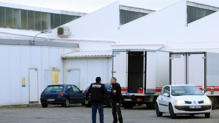 Des gendarmes enquêtent à la société d'exploitation des abattoirs de Narbonne le 16 décembre 2013 [Raymond Roig / AFP]