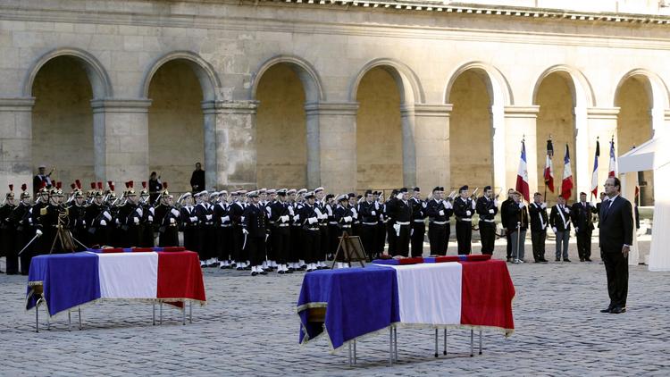 Cérémonie d'hommages aux Invalides aux deux soldats français morts en Centrafrique, le 16 décembre 2013 [Yoan Valat / Pool/AFP]