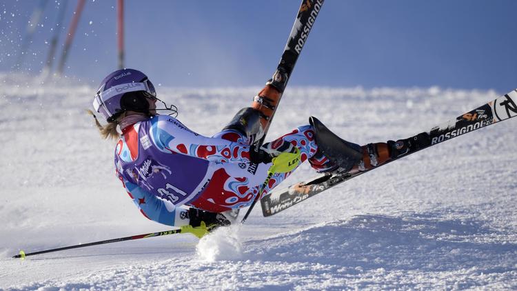 La Française Tessa Worley chute dans la 1re manche du slalom de Coupe du monde de Courchevel, le 17 décembre 2013 [ / AFP]