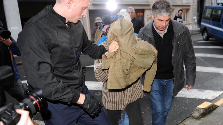 Jérémy Rimbaud  amené par des gendarmes le 20 décembre 2013 au Tribunal de Pau  [Gaizka Iroz  / AFP]