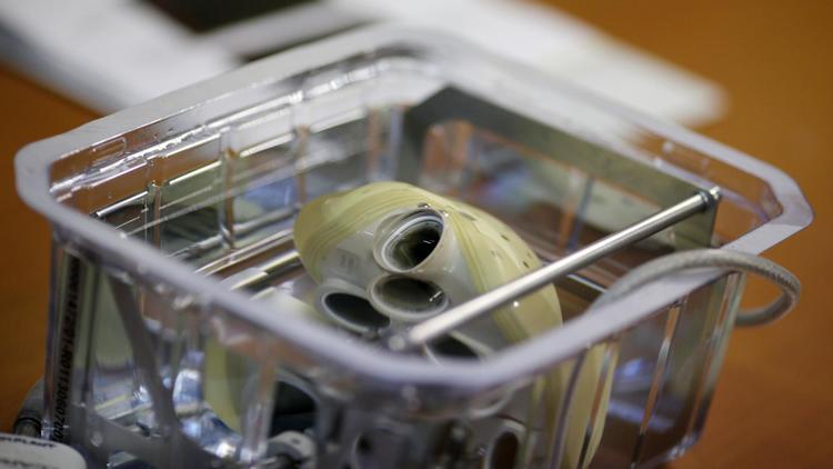 Un coeur artificiel de la société Carmat, à l'hôpital Georges Pompidou à Paris le 21 décembre 2013 [Kenzo Tribouillard / AFP]