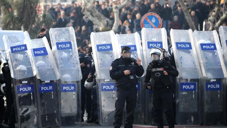 La police anti-émeutes turque tire des gaz lacrymogènes et utilise des lances à eau à Istanbul contre des manifestants le 22 décembre 2013 [Ozan Kose / AFP]