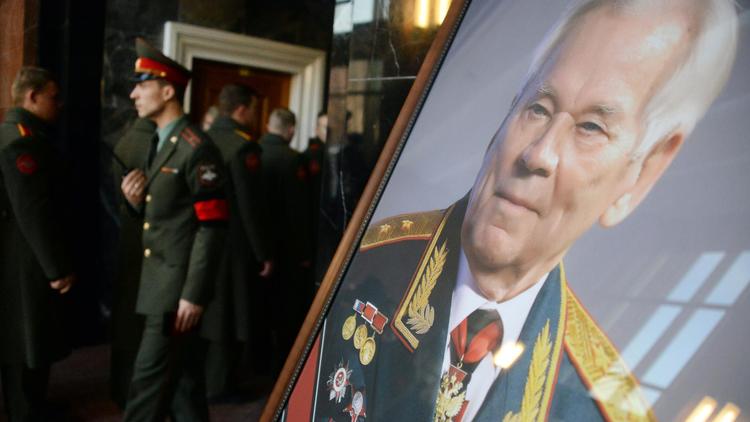 Le portrait de Mikhaïl Kalachnikov exposé lors de ses funérailles le 27 décembre 2013 à Moscou [Vasily Maximov  / AFP]