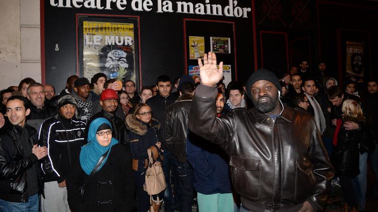 Les fans de Dieudonné se rassemblent le 28 décembre 2013 devant le théâtre parisien où l'humoriste controversé donne ses spectacles pour protester contre la volonté du gouvernement d'interdire sa prochaine tournée [Pierre Andrieu / AFP]