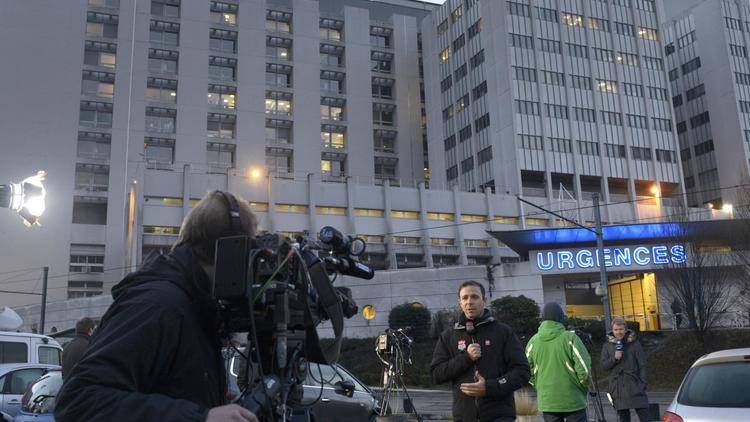 Des journalistes devant l'hôpital de Grenoble le 30 décembre 2013 [Philippe Desmazes / AFP]