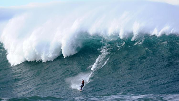 Un surfeur sur une vague au large d'Urrugne (Pyrénées-Atlantiques), le 7 janvier 2014 [Gaizka Iroz / AFP]