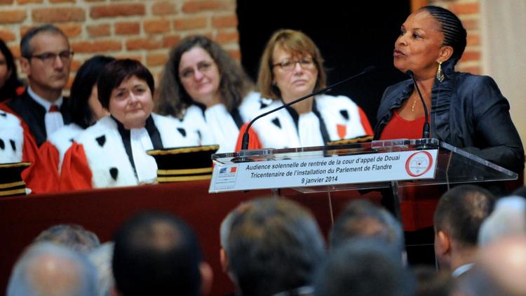 Le ministre de la Justice Christiane Taubira (d) lors d'un discours devant la cour d'appel de Douai, le 9 janvier 2014 [françois Lo Presti / AFP]