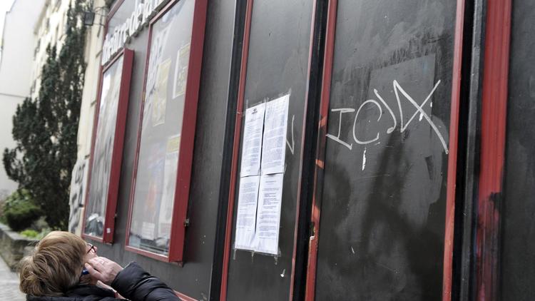 Une femme lit l'arrêté d'interdiction du spectacle de Dieudonné, affiché le 11 janvier 2013 à  l'entrée de la "Main d'Or" à Paris [Alain Jocard / AFP]
