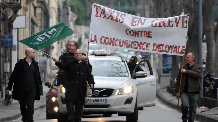 Manifestation de taxis à Marseille le 13 janvier 2014 contre "la concurrence déloyale" des voitures avec chauffeurs [Anne-Christine Poujoulat / AFP]