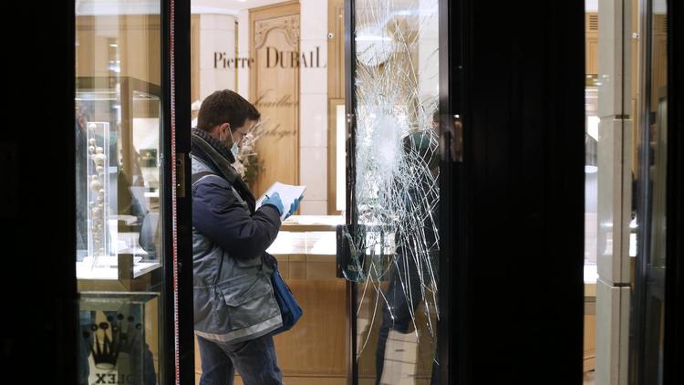 La police scientififque enquête à la suite du braquage d'une bijouterie de luxe à deux pas des Champs-Elysées lundi 13 janvier 2014 [Thomas Samson / AFP]