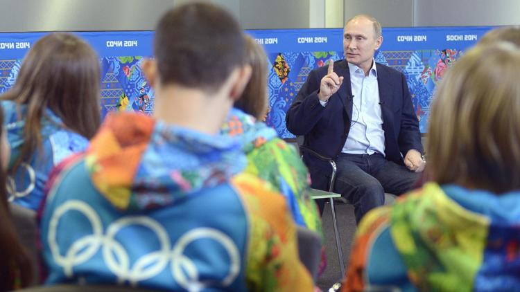 Le président russe Vladimir Poutine lors d'une réunion avec des volontaires pour les Jeux Olympiques de Sotchi, le 17 janvier 2014 à Sotchi [Alexey Nikolsky / Ria Novosti/AFP]