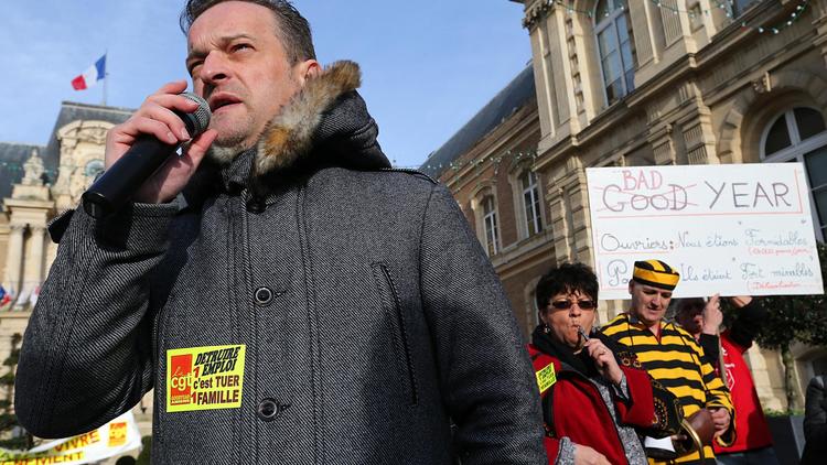 Le leader de la CGT Mickaël Wamen (g) s'adresse le 18 janvier 2014 aux employés de Goodyear, à Amiens [François Nascimbeni / AFP/Archives]