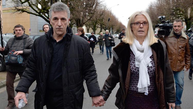 Philippe El Shennawy, qui vient d'être libéré, quitte la prison de Fresnes le 24 janvier 2014, avec son femme [Miguel Medina / AFP]