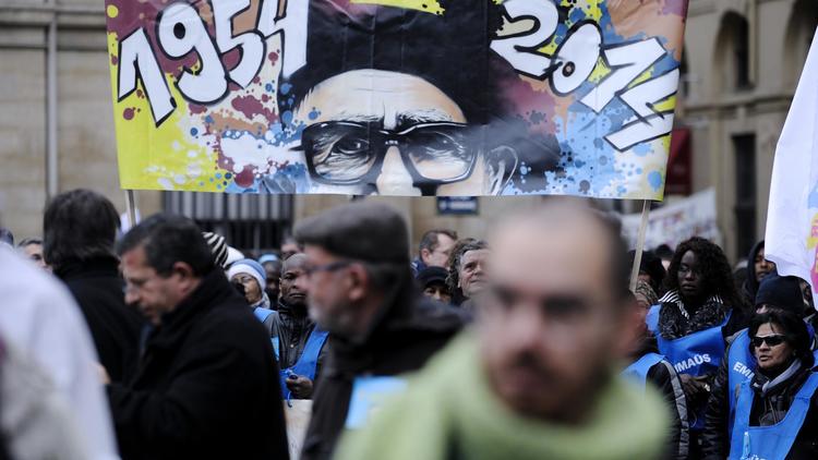 Des sympathisants du mouvement Emmaüs rassemblés dans le centre de Paris pour célébrer le 60e anniversaire de l'appel de son fondateur, l'abbé Pierre, le 1er février 2014 [Eric Feferberg / AFP]