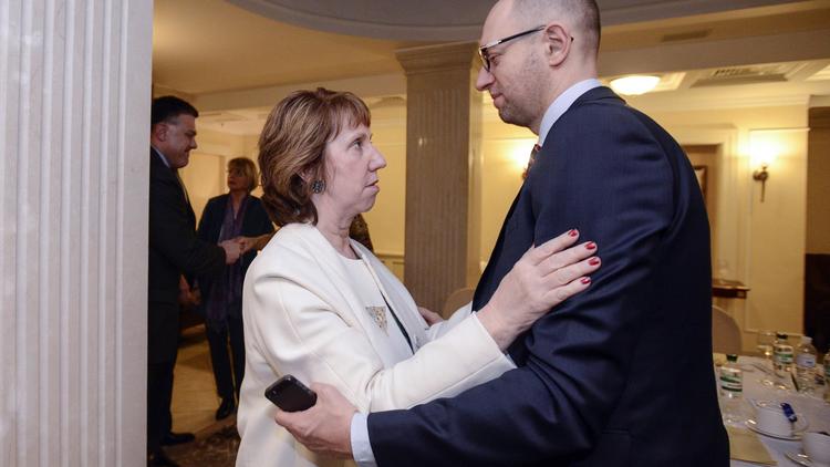 La haute représentante de la diplomatie européenne Catherine Ashton rencontre Arseni Iatseniouk à Kiev, le 4 février 2014 [Andrew Kravchenko / Pool/AFP/Archives]