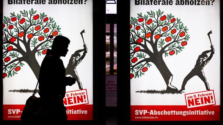 Photo de l'affiche des pro européens opposants aux limitations à l'immigration lors du référendum en Suisse dimanche 9 février [Michael Bulhozer / AFP]