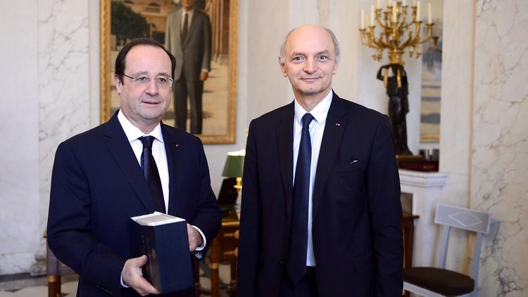François Hollande recevant le rapport de la Cour des comptes des mains de son Premier président Didier Migaud le 10 février 2014 à l'Elysée à Paris [Eric Feferberg / Pool/AFP]