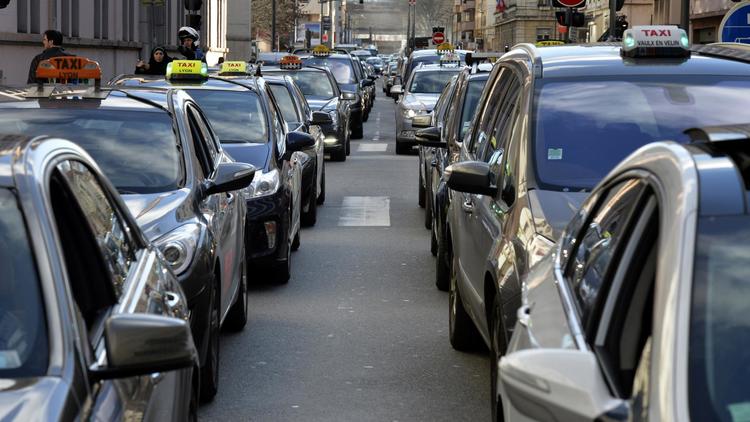 Des taxis bloquent la circulation à Lyon, le 12 février 2014 [Jean-Philippe Ksiazek / AFP]