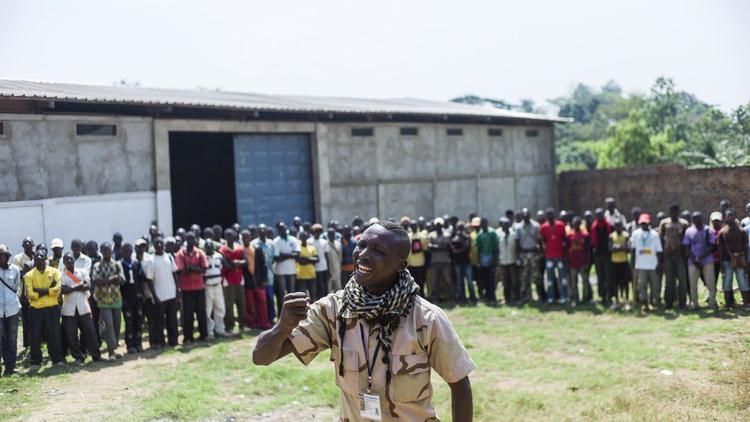 Emotion Brice Namsio, porte-parole des anti-Balaka, parle à des membres de cette milice chrétienne, dans le quartier Boy-Rabe de Bangui, le 13 février 2014 [Fred Dufour / AFP]