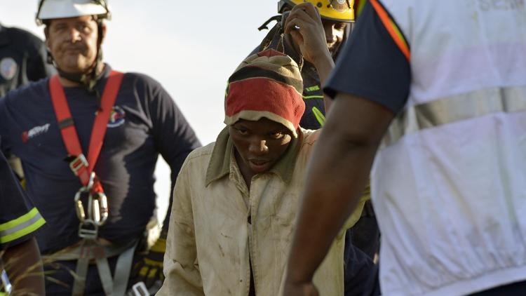 Un mineur est secouru de la mine d'or illégale de Benoni, banlieue de Johannesburg, le 16 février 2014 [Alexander Joe / AFP]
