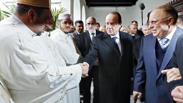François Hollande (C) en visite pour la première fois depuis son élection à la grande mosquée de Paris, mardi 18 février 2014, accueilli par le recteur Dalil Boubakeur (D). [Ian Langsdon / POOL/AFP]
