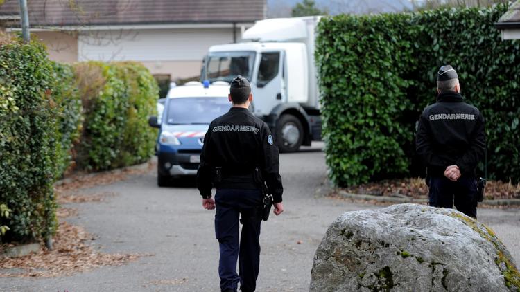 Les gendarmes près d'une maison à Talloires, le 18 février 2014, alors qu'un ancien policier a été arrêté [Jean-Pierre Clatot / AFP/Archives]