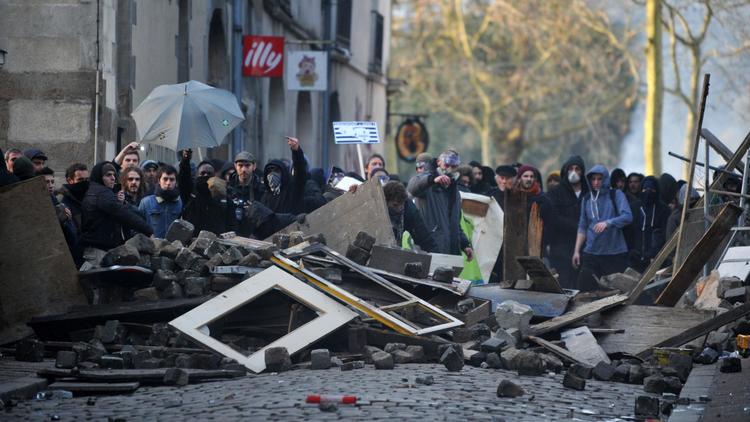 Des manifestants derrière des barricades à Nantes le 22 février 2014 [Frank Perry / AFP]