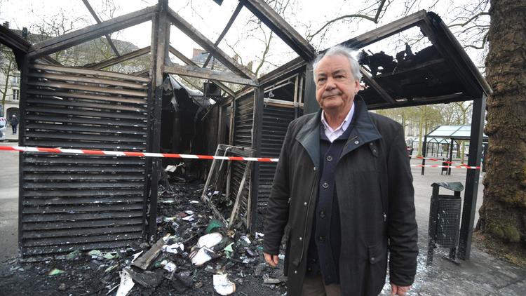Le maire socialiste de Nantes, Patrick Rimbert, devant une station du tramway incendiée par des manifestants, le 23 février 2014  [Frank Perry / AFP]