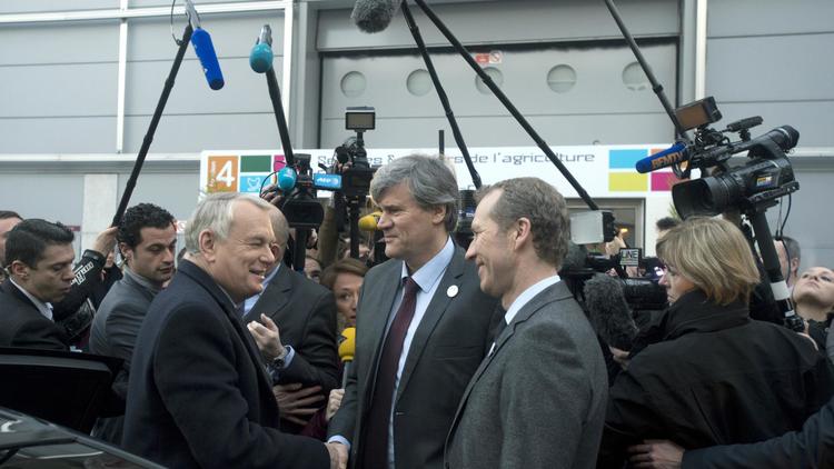Le Premier ministre Jean-Marc Ayrault à son arrivée au salon de l'agriculture lundi 24 février 2014 à Paris, accueilli par le ministre de l'Agriculture Stephane Le Foll (C) et Guillaume Garot (agroalimentaire) (D). [Alain Jocard / AFP]