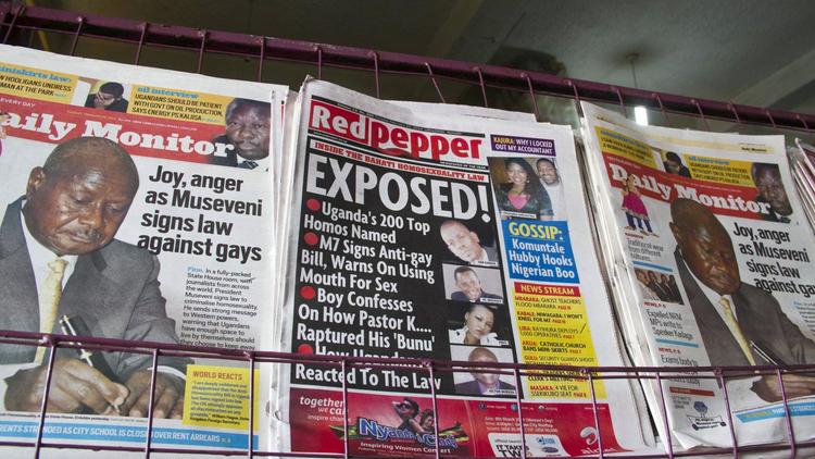Photo des quotidiens ougandais du 25 février 2014, avec le journal qui publie une liste de 200 personnalités homosexuelles [Isaac Kasamani / AFP]